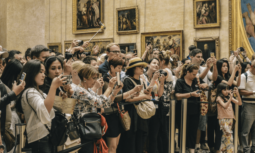 Image representing the idea of a crowded gallery in the blog about the advantages of digital art